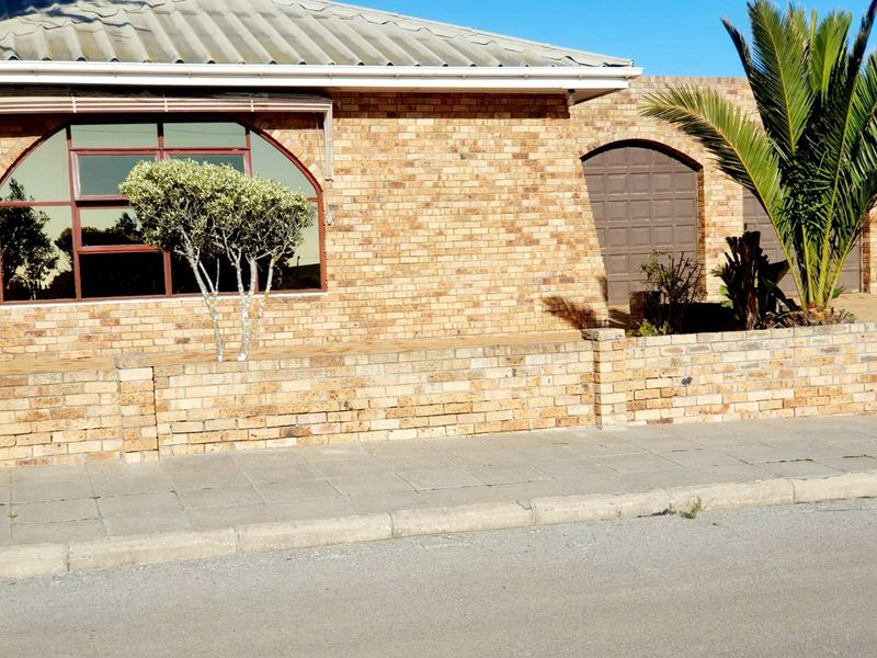 Spacious Coastal Property for Sale in Lambertsbaai – Ideal for Extended Family Living or Investment - Photo 9