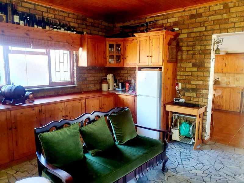Spacious Coastal Property for Sale in Lambertsbaai – Ideal for Extended Family Living or Investment - Photo 7