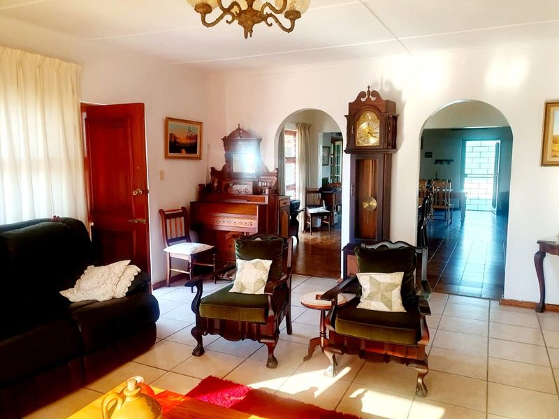 Spacious Coastal Property for Sale in Lambertsbaai – Ideal for Extended Family Living or Investment - Photo 1