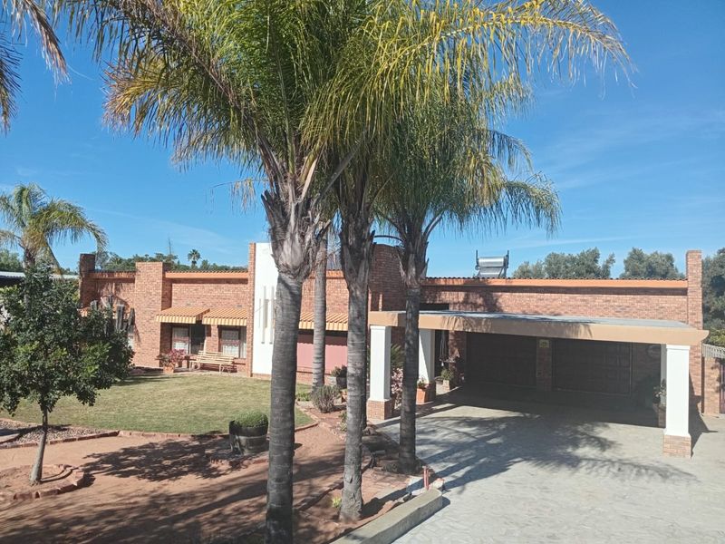 Huge Family Home for Sale in Vanrhynsdorp, Namaqualand – Under R2 Million! - Photo 2