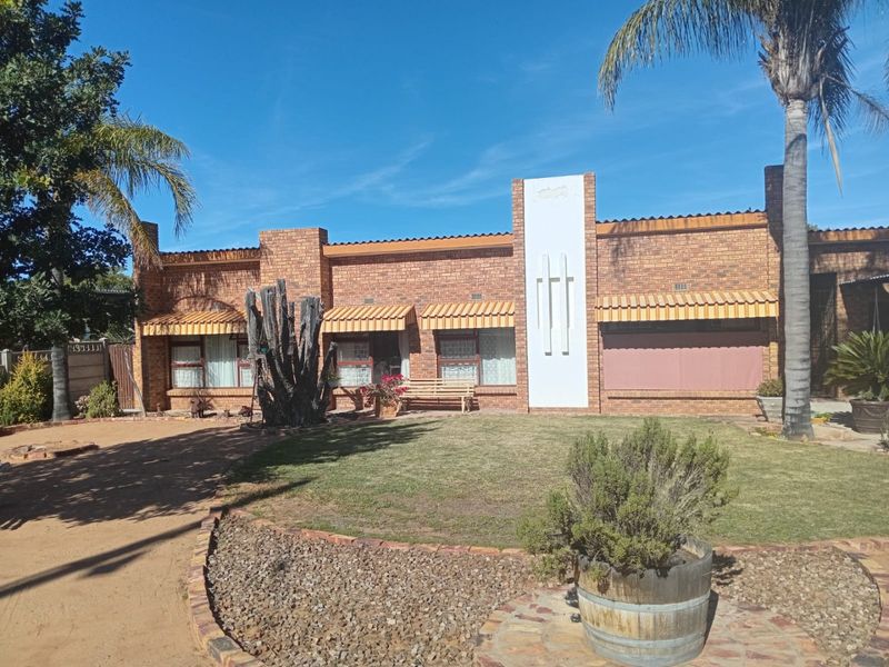 Huge Family Home for Sale in Vanrhynsdorp, Namaqualand – Under R2 Million! - Photo 8