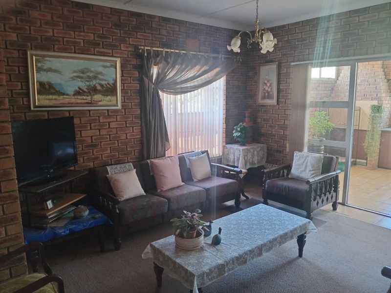 Huge Family Home for Sale in Vanrhynsdorp, Namaqualand – Under R2 Million! - Photo 3