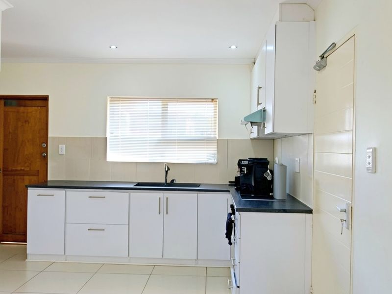 Country Living, Perfectly Positioned – Modern Family Home in Darling - Photo 4