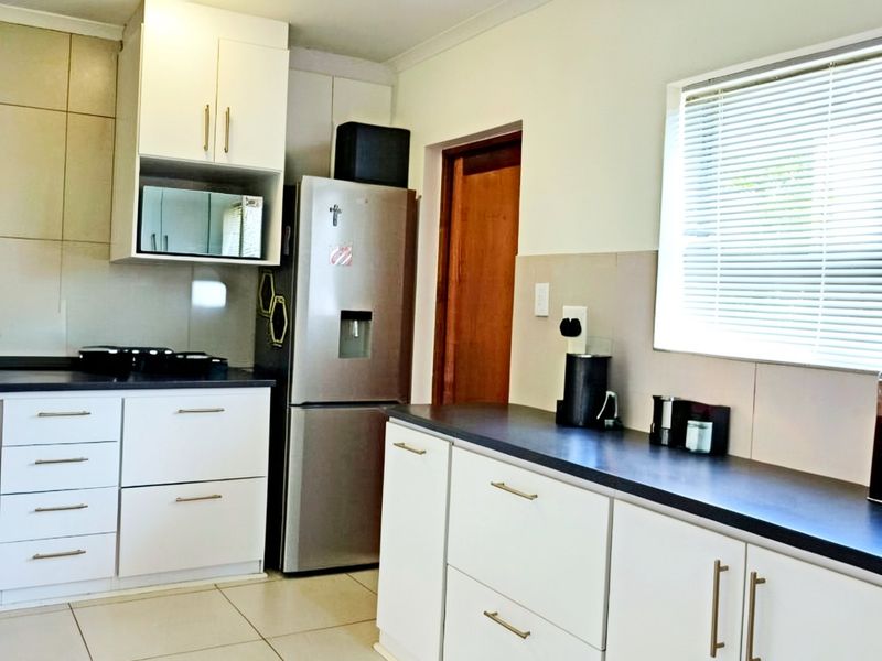 Country Living, Perfectly Positioned – Modern Family Home in Darling - Photo 3