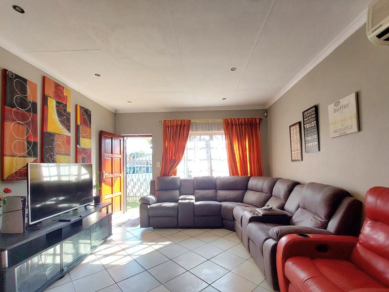 MODERN FAMILY HOME IN SOUGHT-AFTER VOELTJIEDORP, BRITS SOLE MANDATE!!!! - Photo 3