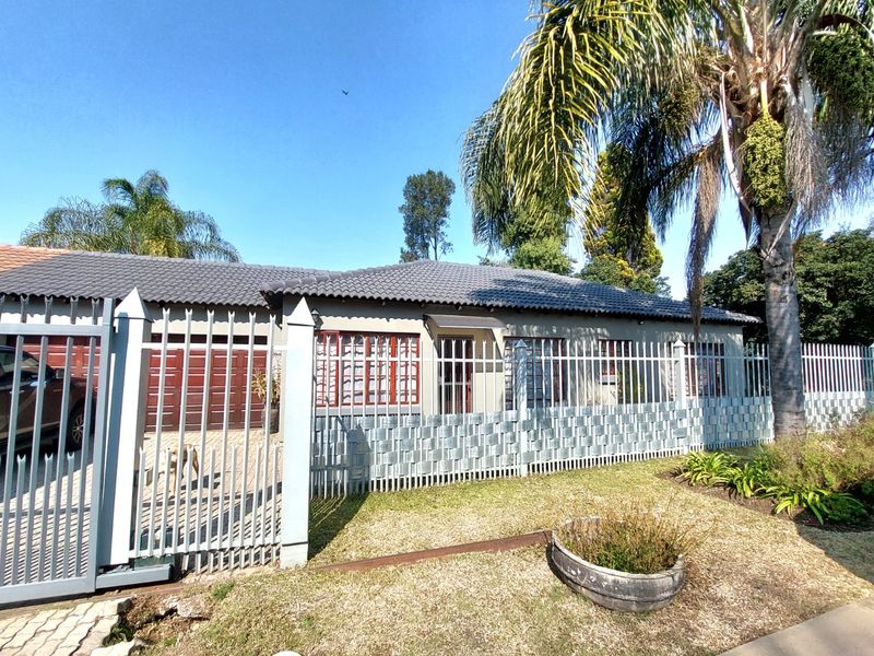 MODERN FAMILY HOME IN SOUGHT-AFTER VOELTJIEDORP, BRITS SOLE MANDATE!!!! - Photo 2