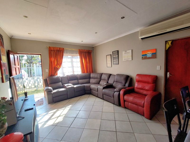 MODERN FAMILY HOME IN SOUGHT-AFTER VOELTJIEDORP, BRITS SOLE MANDATE!!!! - Photo 4