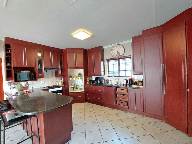 MODERN FAMILY HOME IN SOUGHT-AFTER VOELTJIEDORP, BRITS SOLE MANDATE!!!! - Photo 9