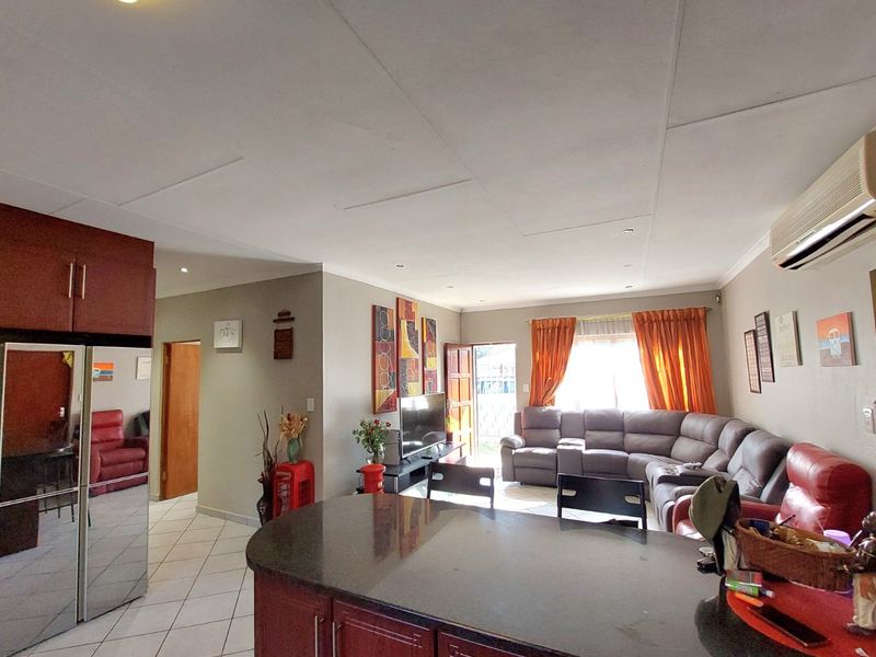 MODERN FAMILY HOME IN SOUGHT-AFTER VOELTJIEDORP, BRITS SOLE MANDATE!!!! - Photo 6