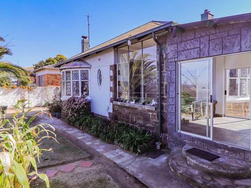 Family Home in Reynolds View with Garden Charm - Photo 1