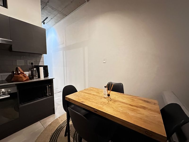 Modern 1-Bedroom Fully Furnished Apartment to Rent in Sandton - Photo 2
