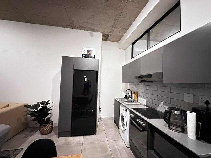 Modern 1-Bedroom Fully Furnished Apartment to Rent in Sandton - Photo 1
