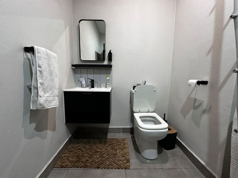 Modern 1-Bedroom Fully Furnished Apartment to Rent in Sandton - Photo 8