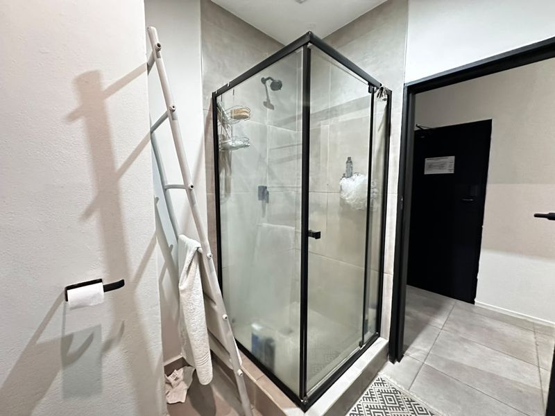 Modern 1-Bedroom Fully Furnished Apartment to Rent in Sandton - Photo 7