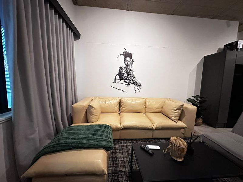 Modern 1-Bedroom Fully Furnished Apartment to Rent in Sandton - Photo 4
