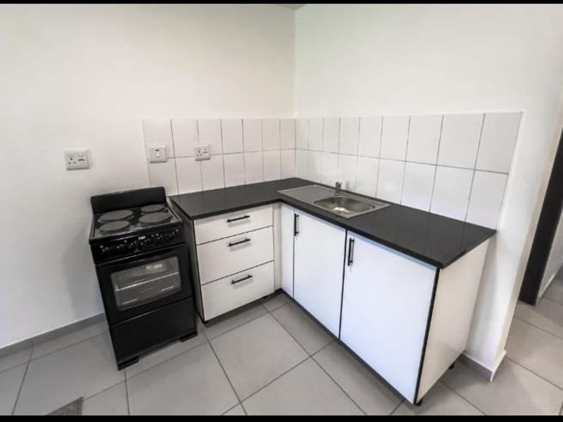 Modern 1-Bed Off-Grid Apartment in Protea Glen - Photo 3