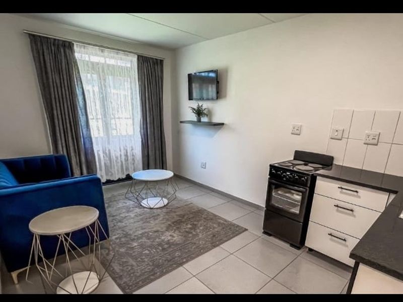 Modern 1-Bed Off-Grid Apartment in Protea Glen - Photo 4