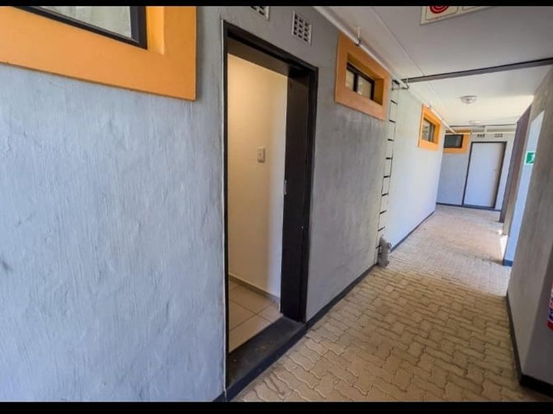Eco-Friendly 2-Bed Off-Grid Apartment in Protea Glen - Photo 3