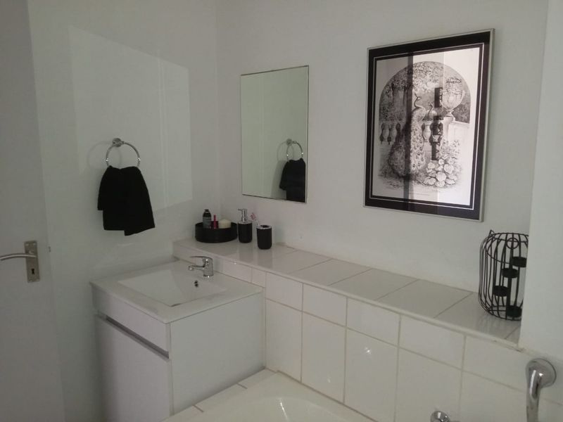 Spacious 3-Bed Off-Grid Family Apartment in Protea Glen - Photo 10
