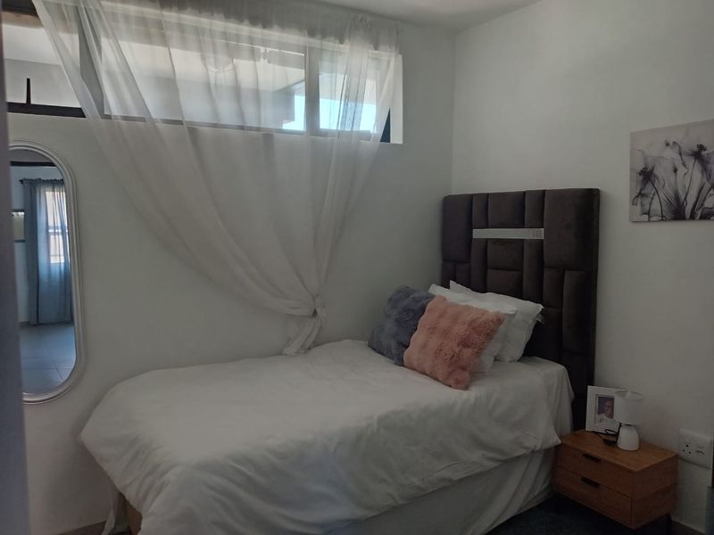 Spacious 3-Bed Off-Grid Family Apartment in Protea Glen - Photo 8