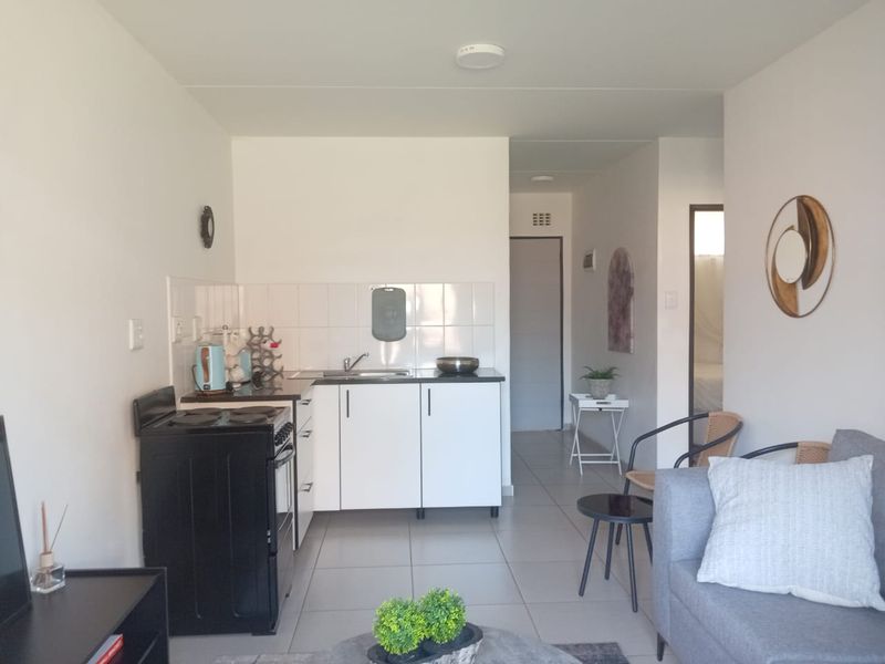 Spacious 3-Bed Off-Grid Family Apartment in Protea Glen - Photo 4