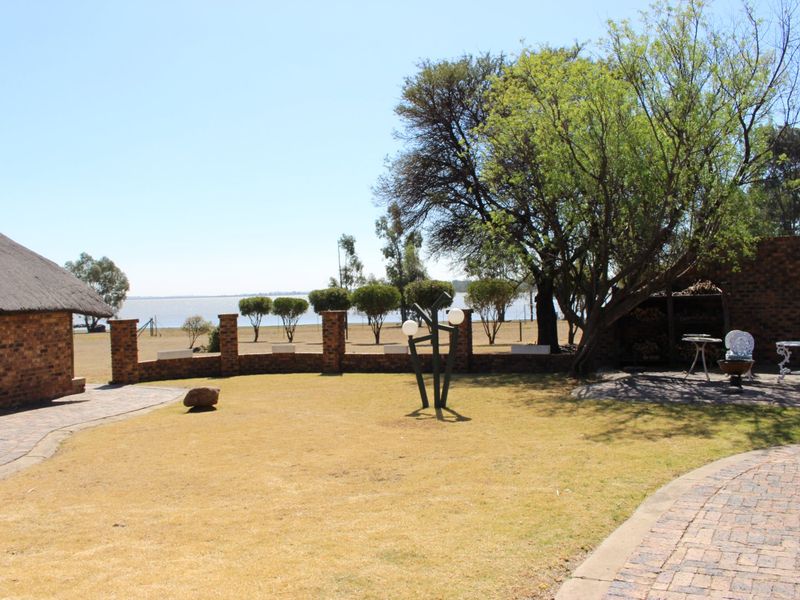 Exceptional Lifestyle Estate Property | Luxury Family Home, Cottage & Outstanding Investment Opportunity - Photo 8