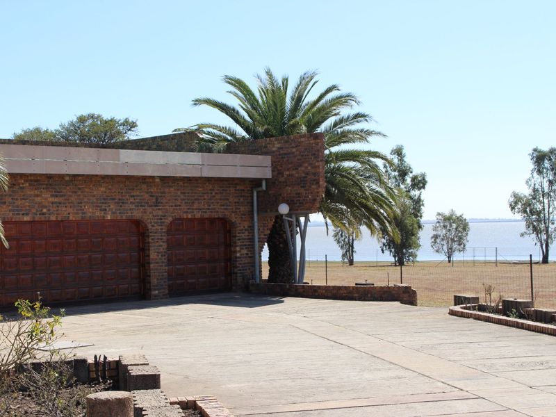 Exceptional Lifestyle Estate Property | Luxury Family Home, Cottage & Outstanding Investment Opportunity - Photo 7