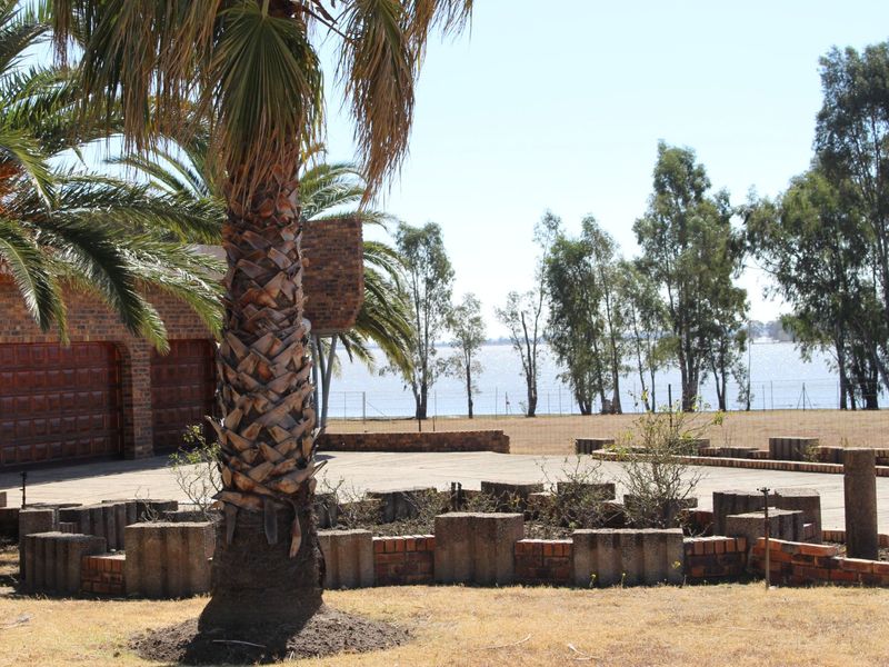 Exceptional Lifestyle Estate Property | Luxury Family Home, Cottage & Outstanding Investment Opportunity - Photo 6