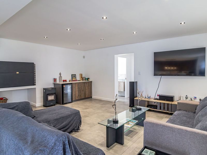 Stop trying to squeeze your family into a standard beach house. What if you could have the ultimate entertainer's dream, without sacrificing your private sanctuary? - Photo 6