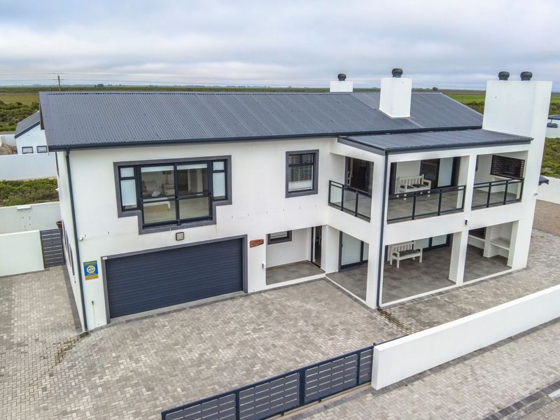 Stop trying to squeeze your family into a standard beach house. What if you could have the ultimate entertainer's dream, without sacrificing your private sanctuary? - Photo 1