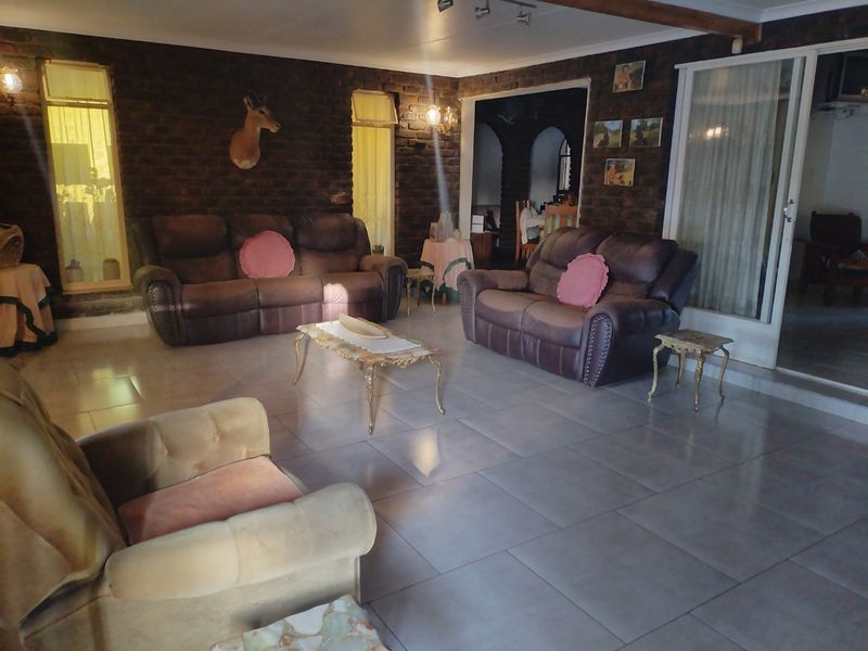4 Bedroom House for Sale in Edelweiss  - Photo 5