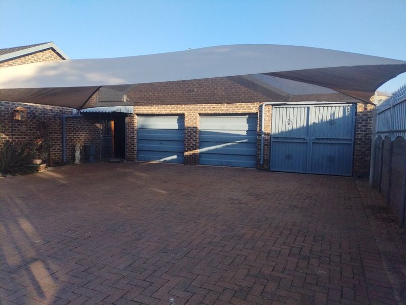 4 Bedroom House for Sale in Edelweiss  - Photo 2