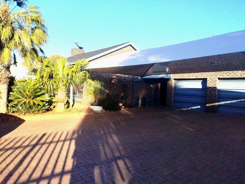 4 Bedroom House for Sale in Edelweiss  - Photo 1