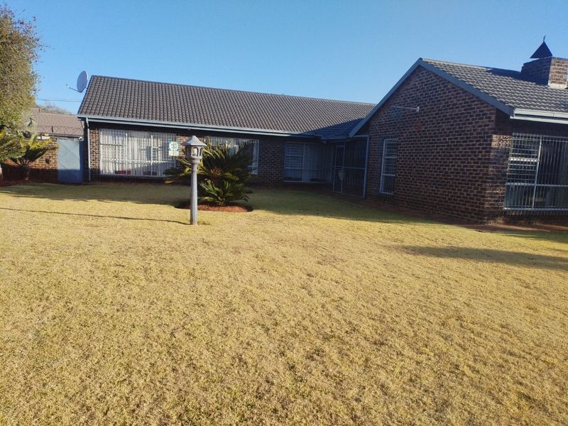 4 Bedroom House for Sale in Edelweiss  - Photo 4