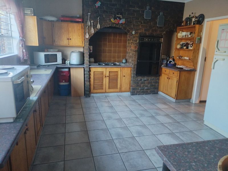 4 Bedroom House for Sale in Edelweiss  - Photo 9