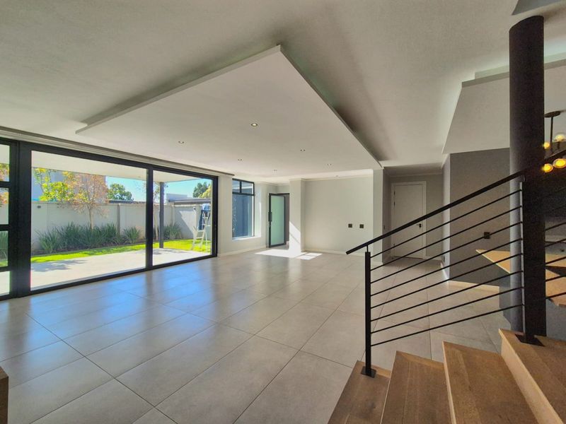 Architectural Designer Home with Rooftop Terrace in Waterkloof Heights - Photo 2