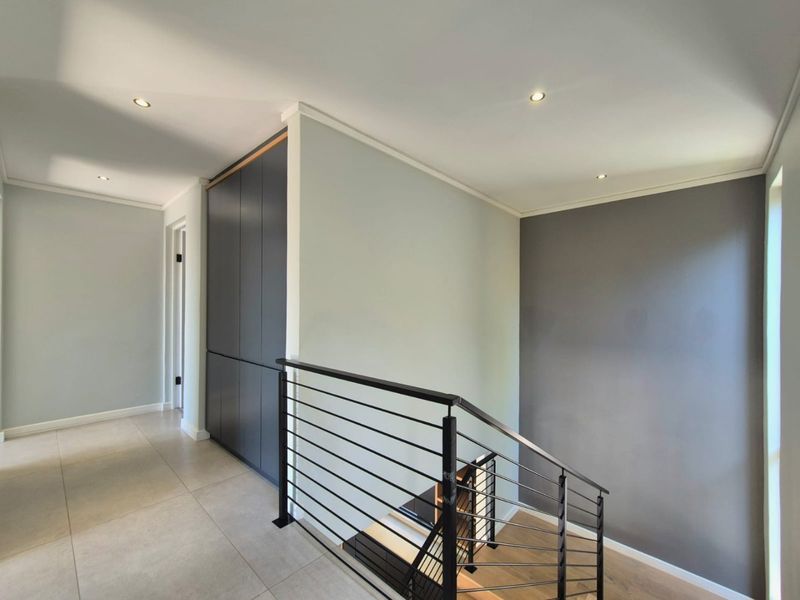 Architectural Designer Home with Rooftop Terrace in Waterkloof Heights - Photo 7