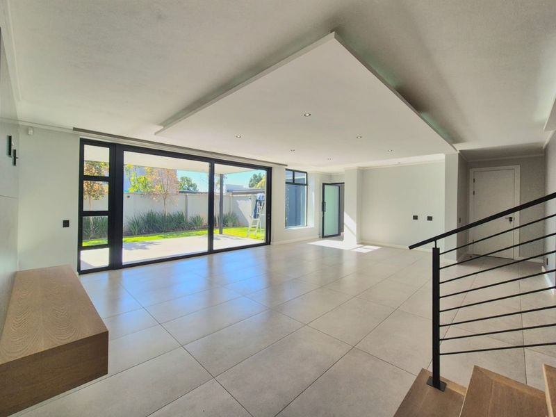 Architectural Designer Home with Rooftop Terrace in Waterkloof Heights - Photo 6