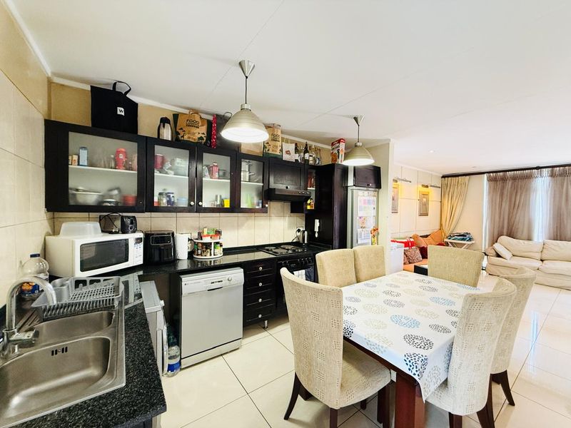Modern 2-Bedroom Apartment in Houghton Flats - Photo 4