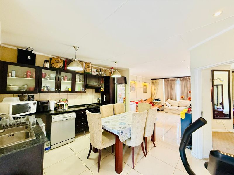 Modern 2-Bedroom Apartment in Houghton Flats - Photo 2
