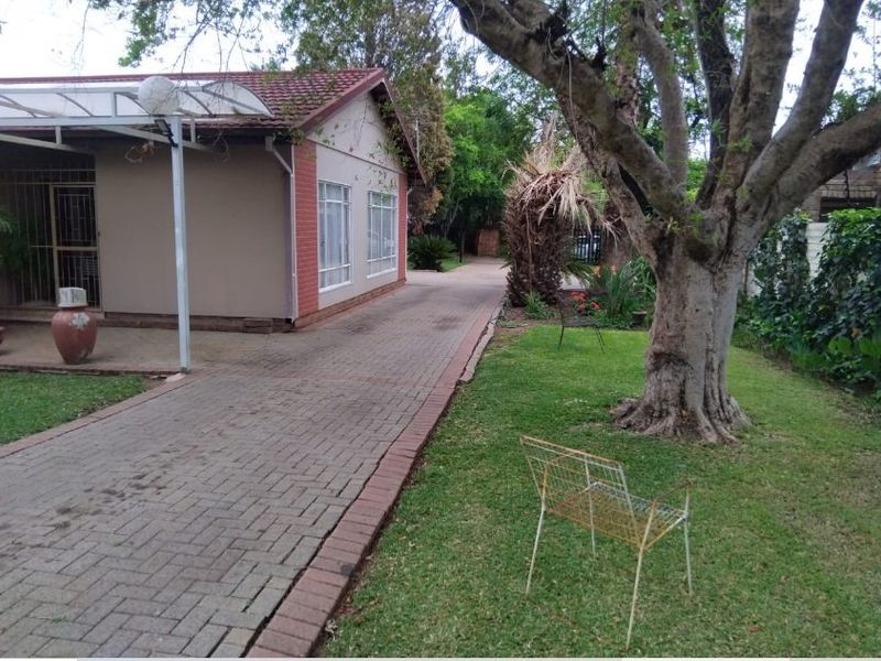 Spacious 5 bedroom family home in Flimieda with ample parking - Photo 2