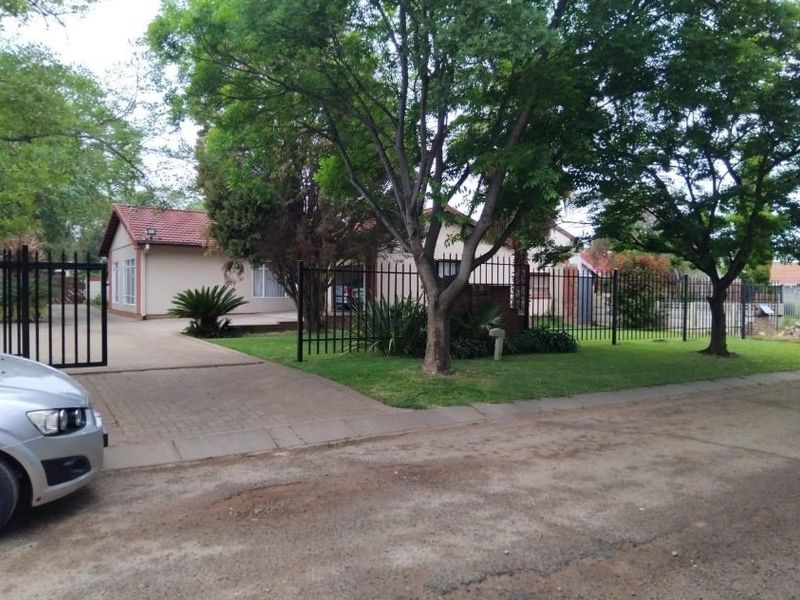 Spacious 5 bedroom family home in Flimieda with ample parking - Photo 5