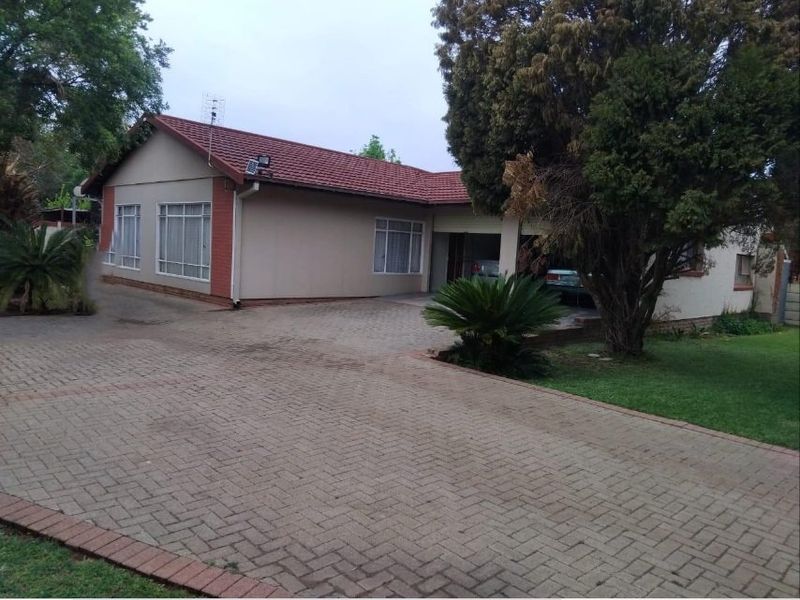 Spacious 5 bedroom family home in Flimieda with ample parking - Photo 3