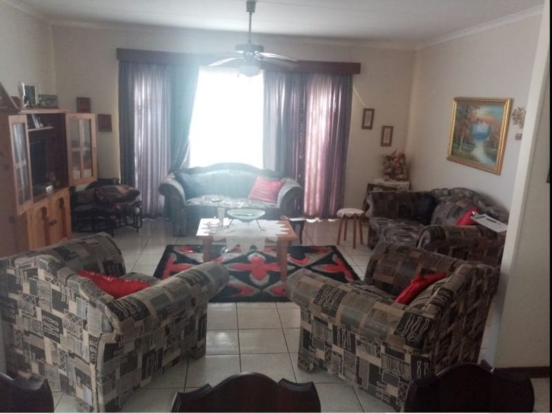 Spacious 5 bedroom family home in Flimieda with ample parking - Photo 7