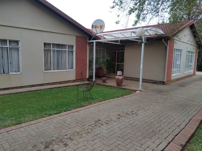 Spacious 5 bedroom family home in Flimieda with ample parking - Photo 4