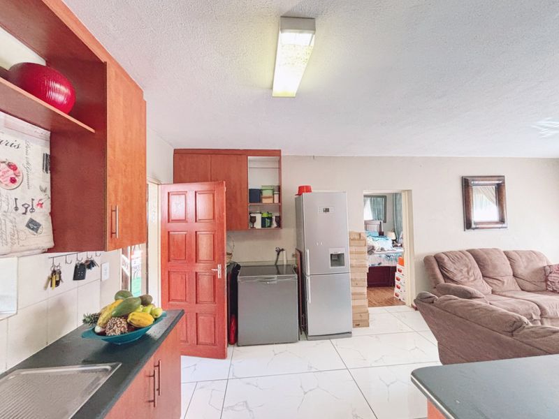 Spacious Three Bedroom Duplex for Sale in Heuwelsig - Photo 5