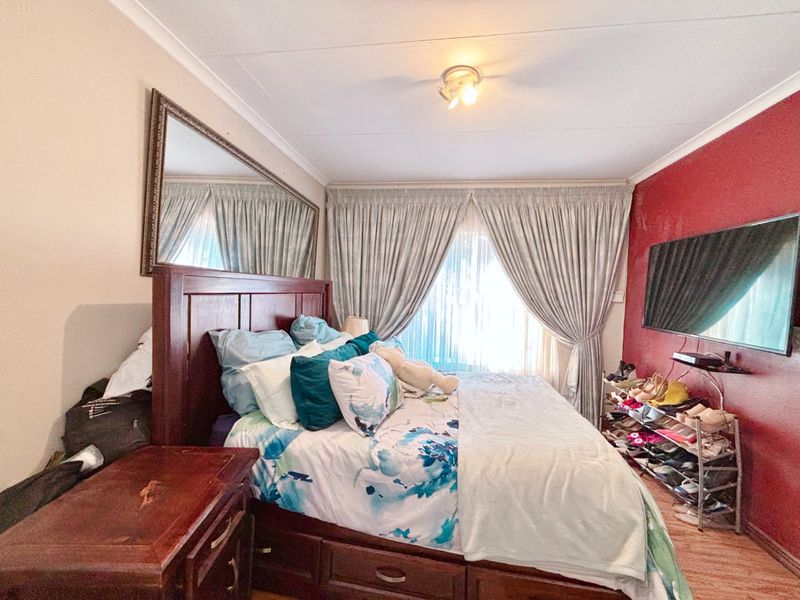 Spacious Three Bedroom Duplex for Sale in Heuwelsig - Photo 10