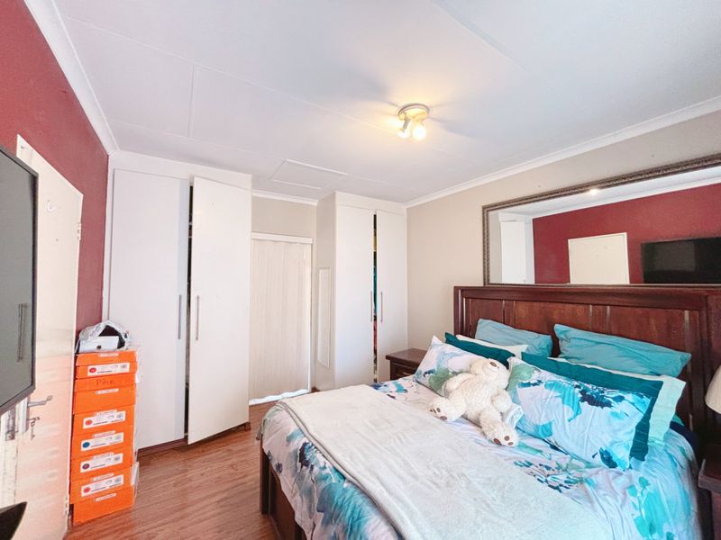 Spacious Three Bedroom Duplex for Sale in Heuwelsig - Photo 9