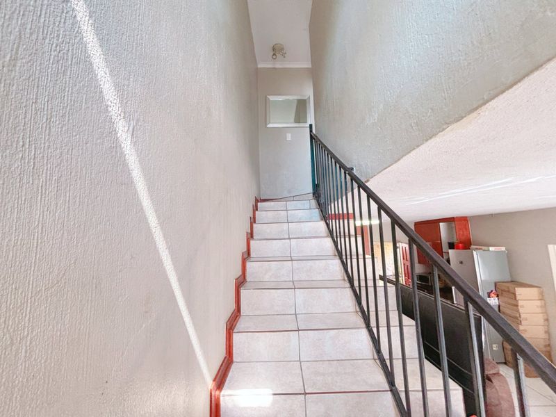 Spacious Three Bedroom Duplex for Sale in Heuwelsig - Photo 8