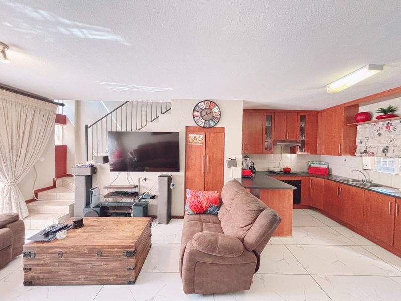 Spacious Three Bedroom Duplex for Sale in Heuwelsig - Photo 6